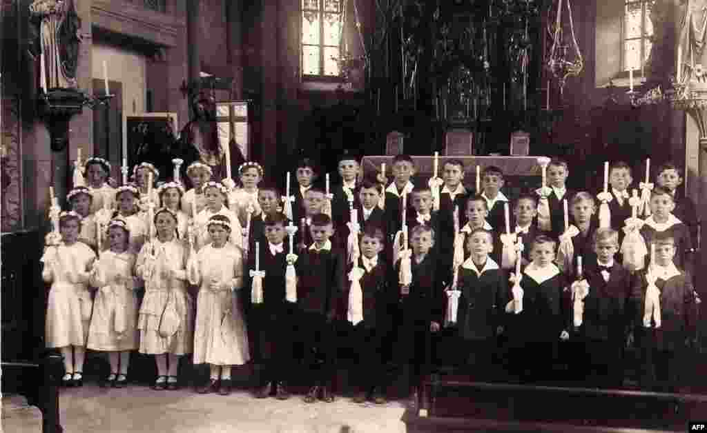 Joseph Ratzinger (prvi red, šesta osoba s lijeva), Njemačka, 1935.
