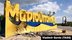 Пошкоджена обстрілами стела на в’їзді до міста Маріуполь з боку Бердянська та пам’ятник митрополиту Маріупольському Ігнатію (праворуч), ілюстративне фото