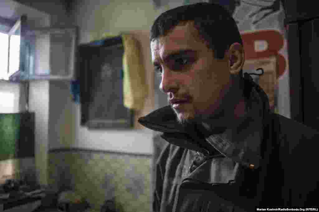Солдат батальона «Айдар» Николай. На фоне флага и портрета Тараса Шевченко. Парень возит с собой портрет писателя во время всех ротаций и передислокаций. «У каждого свое проявление веры и патриотизма. Мое – такое», – поясняет Николай
