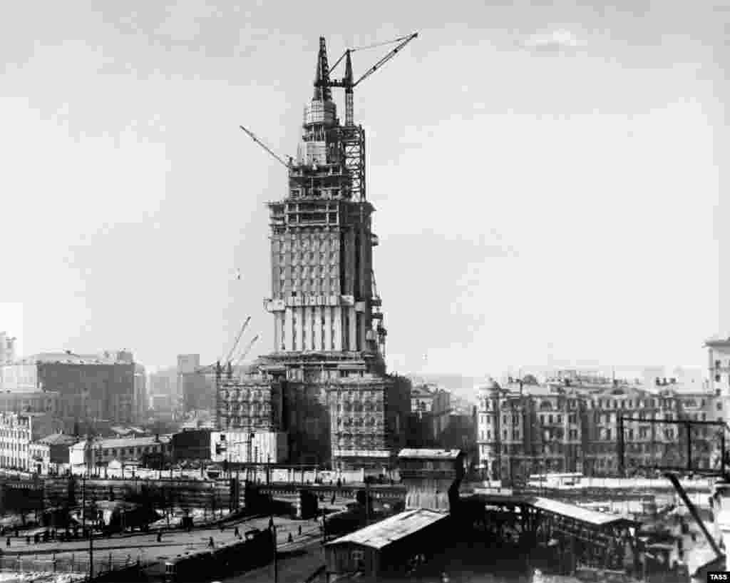 Строительство гостиницы «Ленинградская» в 1953 году. Советский лидер Иосиф Сталин приказал своим архитекторам доказать через возведение высоток, что СССР «не обескровлен» после разрушительной Второй мировой войны.