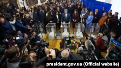 Журналісти фіксують голосування президента Петра Порошенка на виборах, Київ, 31 березня 2019 року