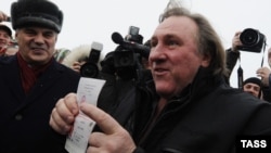 Французький актор Жерар Депардьє демонструє свій російський паспорт у Саранську, Росія (2013 рік)