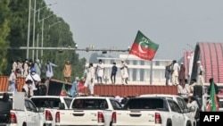 د عمران خان د پلویانو د اعتراضو له کبله پولیسو لویې لارې تړلي.