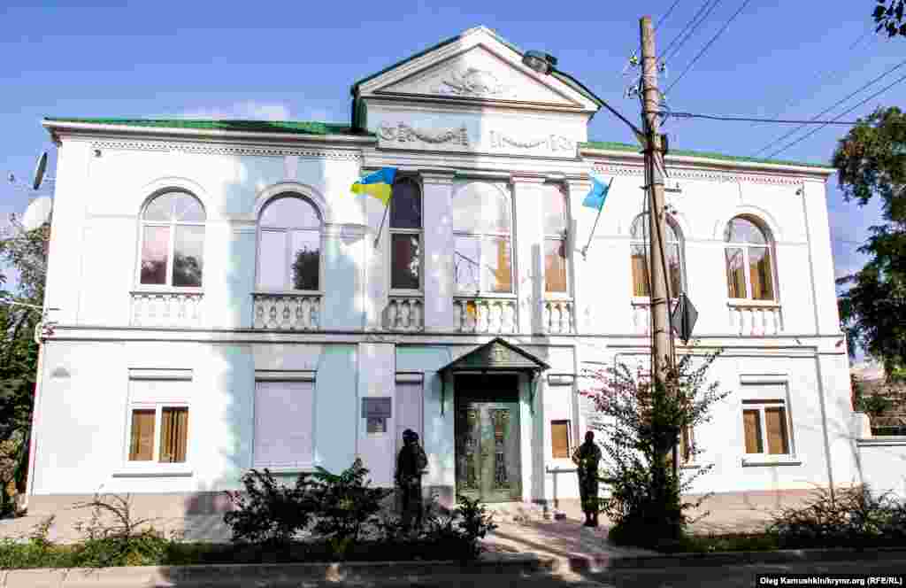 В здание никого не пускают и никого не выпускают 