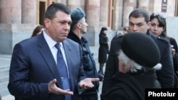 Ոստիկանապետ Վլադիմիր Գասպարյանը խոսում է կառավարության շենքի առջեւ հավաքված մարդկանց հետ, 12 հունվար, 2012