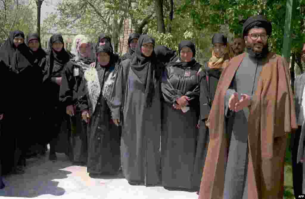 دیدار حسن نصرالله با بازمنادگان کشتگان فلسطینی در سفر به تهران در اردیبهشت ۱۳۷۵