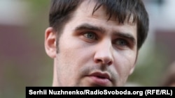 Звільнений з російський в'язниці активіст Євромайдану Олександр Костенко зустрічається з мамою і журналістами. Київ, 6 серпня 2018 року