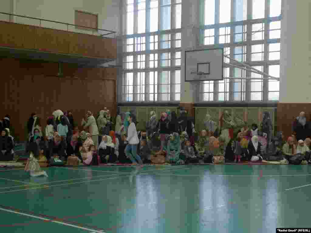 Гӯшаи занон дар намози ид дар варзишгоҳи "Сокол" дар Прага