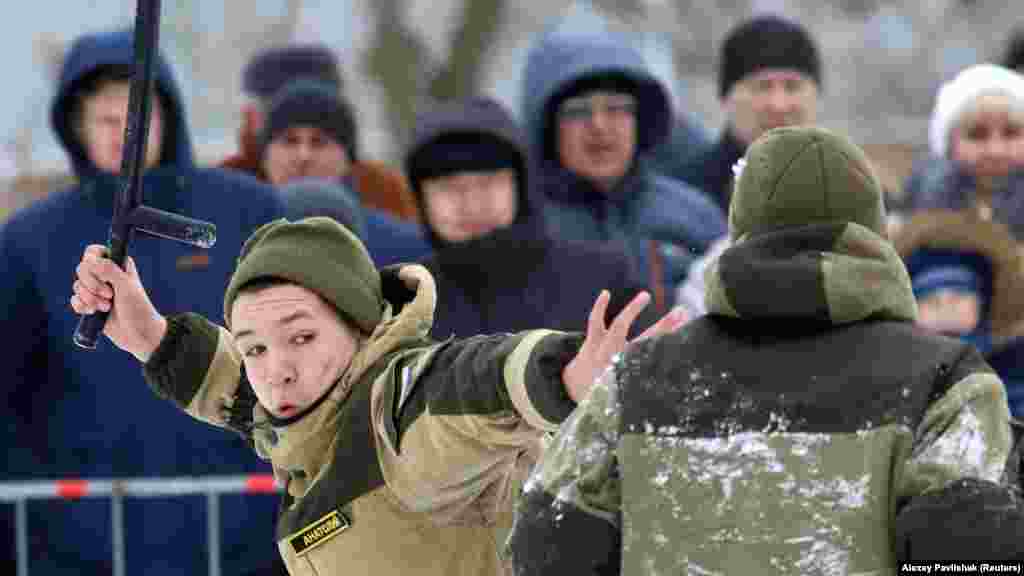Окупований Крим, 23 лютого 2019 року. Юнаки з військово-патріотичного клубу під час показового виступу на заході, присвяченому російському «Дню захисника Вітчизни» в Євпаторії