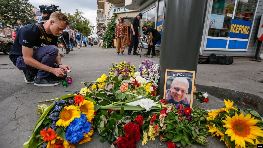 Кияни несуть квіти до місця загибелі журналіста Павла Шеремета