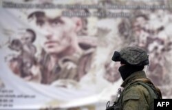 Російський солдат біля військової бази у селі Перевальне. Крим, квітень 2014 року