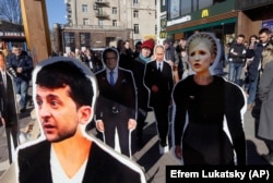 Картонные фигуры Владимира Зеленского, Юлии Тимошенко и Владимира Путина в центре Киева накануне президентских выборов