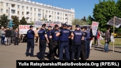 Десятки працівників поліції супроводжували акцію, охороняючи колону