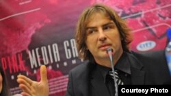 Željko Mitrović, vlasnik televizije Pink, medijski mogul blizak aktuelnoj vlasti predsednika Srbije Aleksandra Vučića, kao i tokom devedesetih režimu Slobodana Miloševića.