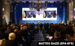 Президент України Володимир Зеленський (на екрані) під час виступу через відеозв’язок на церемонії відкриття форуму «Амброзетті» (Ambrosetti Forum). Черноббіо, Комо, Італія, 2 вересня 2022 року