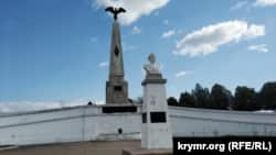 Памятник воинам 3-го бастиона на Бомборской высоте. На переднем плане – памятник матросу Игнатию Шевченко, заслонившему в бою командира
