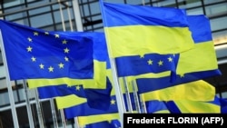 Знамињата на Европската унија и Украина - архивска фотографија