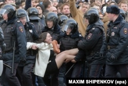 Поліція затримує учасників антикорупційної акції у Москві, 26 березня 2017 року
