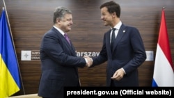 Президент України Петро Порошенко (ліворуч) і прем’єр-міністр Нідердандів Марк Рютте. Варшава, липень 2016 року