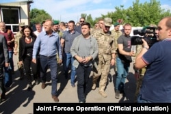 Президент України Володимир Зеленський і голова Євроради Дональд Туск (ліворуч), КПВВ, Станиця Луганська, 7 липня 2019 року
