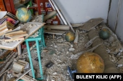Уништена училница во училиште во село меѓу Херсон и Миколајев во април 2022 година. Некои родители избраа привремено да ги предадат своите деца, мислејќи дека ќе бидат безбедни подалеку од првите редови во конфликтот.