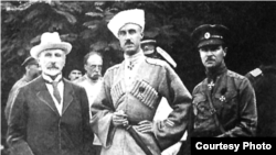Петро Врангель (у центрі) в оточенні свого прем’єра Олександра Кривошеїна (ліворуч) та генерала Шатілова. Крим, 1920 рік