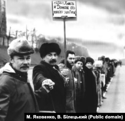 Reprezentanții delegațiilor Donețk și Harkov la „Lanțul Viu” din Kiev, 21 ianuarie 1990. Pe pancarta din spate scrie: „Harkovul și Donețkul, dintotdeauna ucrainene”. Destrămarea URSS-ului a fost una rapidă și marcată de violențe în anumite regiuni ale fostului imperiu sovietic.