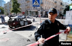 На місці вбивства Павла Шеремета. Позаду – авто, в якому Шеремет їхав на роботу, Київ, 20 липня 2016 року