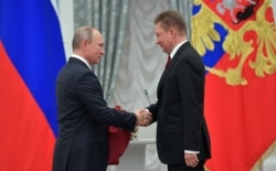 Президент России Владимир Путин (слева) и руководитель российского «Газпрома» Алексей Миллер (архивное фото)