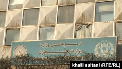 د پوهنې وزارت وياند وايي، دوی د خپل مشرتابه پرېکړې ته په تمه دي.