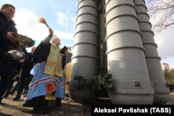 Окупований Крим. Митрополит Української православної церкви (Московського патріархату) Платон благословляє російську зенітну ракетну систему великої і середньої дальності С-400 «Тріумф», розгорнуту в Феодосії, 14 січня 2017 року