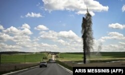 Un obuz rusesc explodează lângă drumul care duce la Lîsîchansk, pe 23 mai 2022