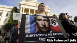 На акции протеста против вторжения России в Украину. Сакраменто, США, 25 февраля 2022 года. Иллюстративная фотография
