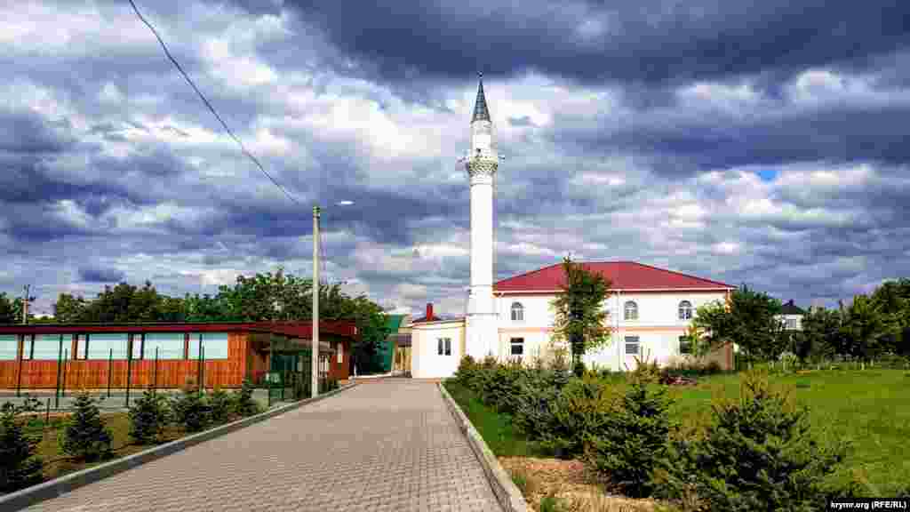 Мечеть в микрорайоне компактного проживания крымских татар «Бор Чокъракъ» («Фонтаны»), расположенная в западной части Симферополя