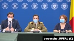 România - Medicul Valeriu Gheorghiță (centru), secretarul de stat Andrei Baciu (stânga) și 