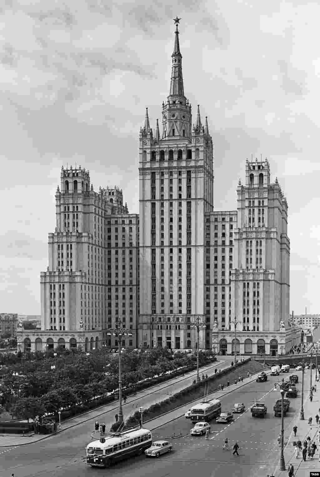 Жилой дом на Кудринской площади, 1958 год. В этом доме когда-то давали квартиры летчикам-испытателям, ученым, специализирующимся на ракетных технологиях, и другим «звездам» советского мира. Здание оснащено системой кондиционирования – для охлаждения или обогрева воздуха. На случай, если бы Холодная война превратилась в настоящую, в доме предусмотрели бомбоубежище.