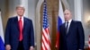 Американскиот претседател Доналд Трамп (лево) и рускиот претседател Владимир Путин пристигнуваат на средба еден на еден во Хелсинки во 2018 година. 