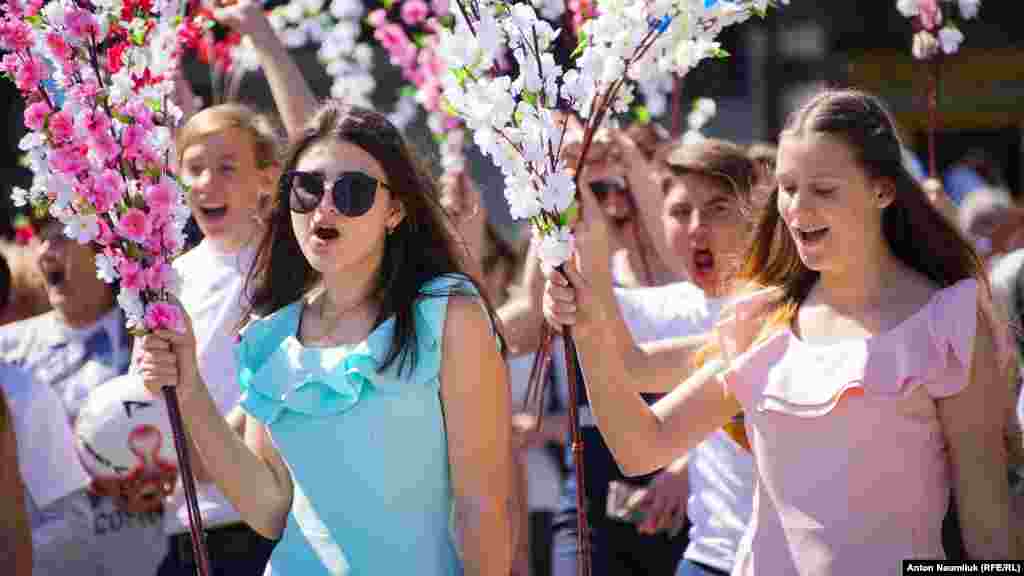 «Аксенову Сергею Валерьевичу ура!» – «Ура! Ура! Ура!»