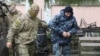 Заарештованого українського моряка (праворуч) ведуть на суд. Окупований Сімферополь, 27 листопада 2018 року