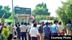 تجمع اعتراضی کارگران نیشکر هفت‌تپه در مقابل فرمانداری در مهرماه ۸۶