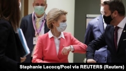 Predsjednica Evropske komisije Ursula von der Leyen i premijer Luksemburga Xavier Bettel pozdravljaju se tokom prvog samita uživo od početka pandemije