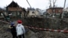Діти дивляться на воронку після російського ракетного обстрілу. Село Солонка, Львівська область, 16 листопада 2022 року, ілюстративне фото
