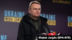 «Відповідні служби вже виїхали на місце. Детальнішу інформацію з’ясовуємо», – написав мер у фейсбуці