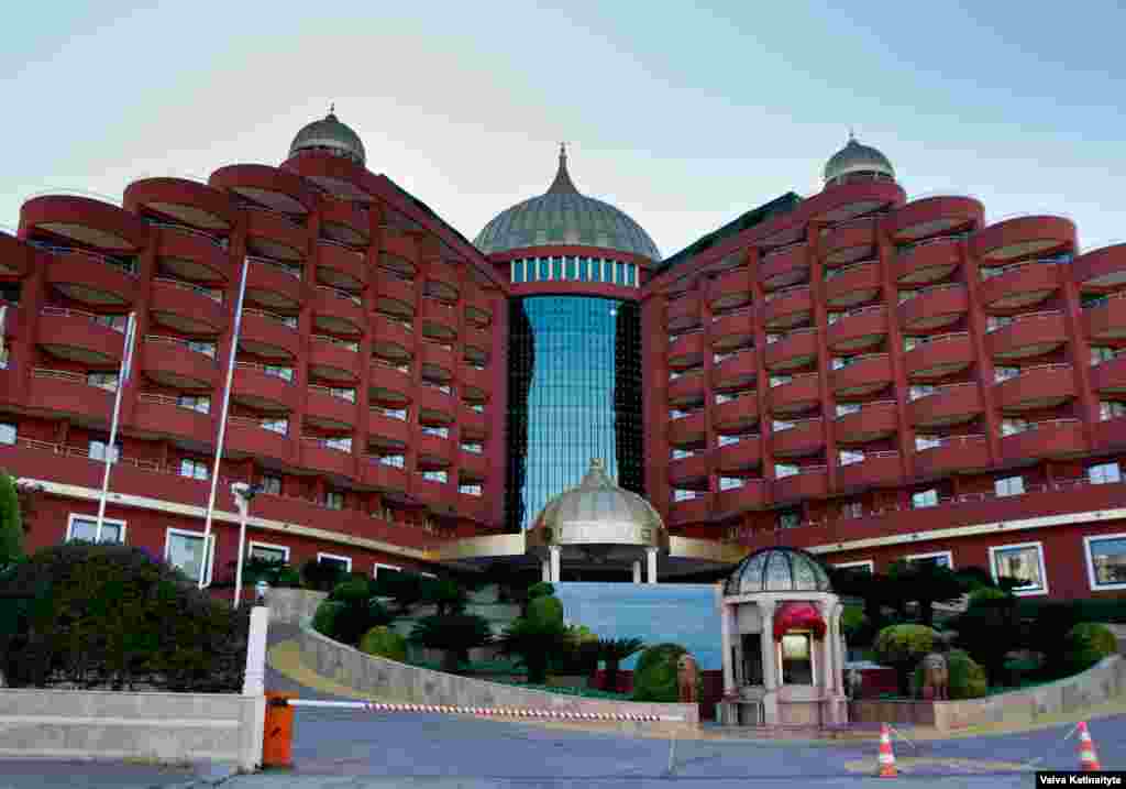 Delphin Palace oteli də rus turistlər arasında populyardır. Yaxud "idi"