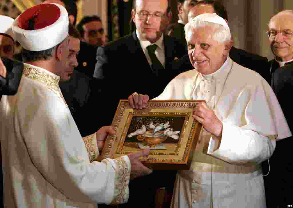 Povijesna posjeta Turskoj, novembar 2006. Foto: EPA / Patrick Hertzog