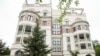 Згідно з декларацією про доходи та майно Володимира Зеленського, його дружина Олена володіє квартирою в Лівадії площею 129,8 кв. метрів