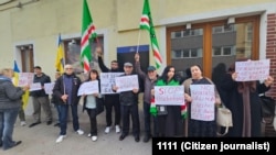 Protest ispred Ambasade BiH u Beču, krajem oktobra, odakle je čečenska dijaspora tražila da BiH ne isporuči Rusiji Selimu Khadisovu, 29. oktobar 2024.