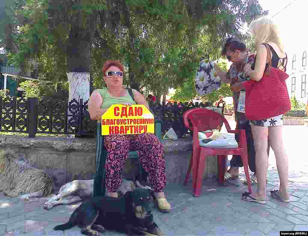 Теперь в Крыму все по тысяче рублей. Квартиру на ночь снять – тысяча, такси до Николаевки – тысяча, маршрутка до Ново-Алексеевки через границу и два погранично-таможенных поста – тоже тысяча