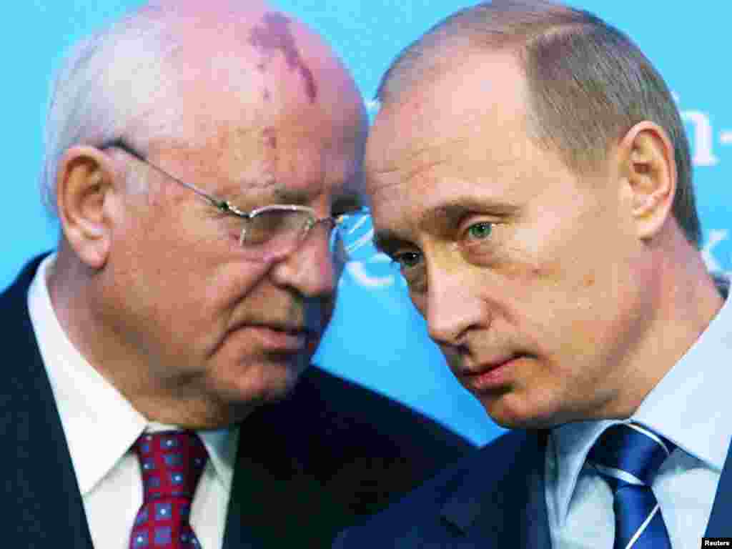 Лаҳзаи суҳбат бо раисиҷумҳури Русия Владимир Путин. Олмон, моҳи декабри 2004