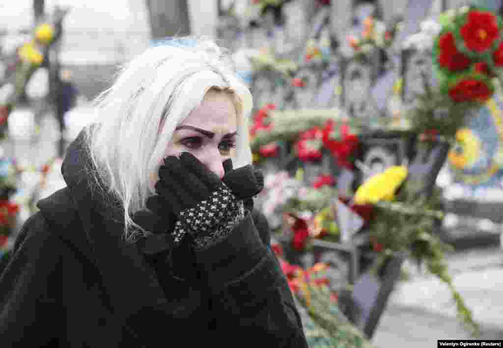 Жінка плаче під час урочистої церемонії вшанування пам'яті загиблих Героїв Небесної Сотні, Київ, вулиця Інститутська, 20 лютого 2018 року